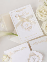 Luxuriöse Goldfolienkarte und Anhänger mit Monogramm und Satinband, Save-the-Date