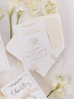 Luxuriöse Goldfolienkarte und Anhänger mit Monogramm und Satinband, Save-the-Date