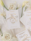 Luxuriöse Goldfolienkarte und Anhänger mit Monogramm und Satinband, Save-the-Date