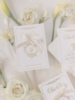 Luxuriöse Goldfolienkarte und Anhänger mit Monogramm und Satinband, Save-the-Date