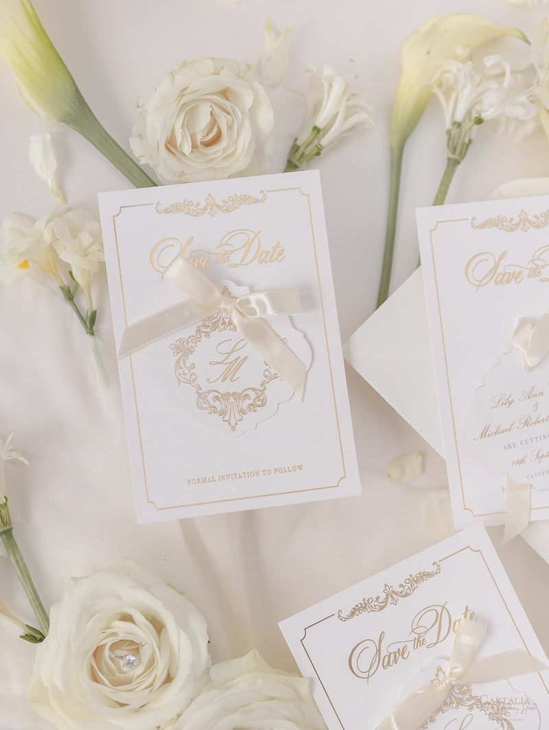 Luxuriöse Goldfolienkarte und Anhänger mit Monogramm und Satinband, Save-the-Date