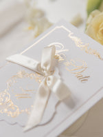 Luxuriöse Goldfolienkarte und Anhänger mit Monogramm und Satinband, Save-the-Date