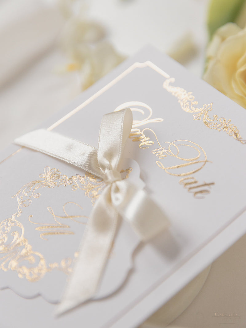 Luxuriöse Goldfolienkarte und Anhänger mit Monogramm und Satinband, Save-the-Date