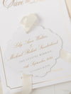 Luxuriöse Goldfolienkarte und Anhänger mit Monogramm und Satinband, Save-the-Date