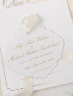 Luxuriöse Goldfolienkarte und Anhänger mit Monogramm und Satinband, Save-the-Date