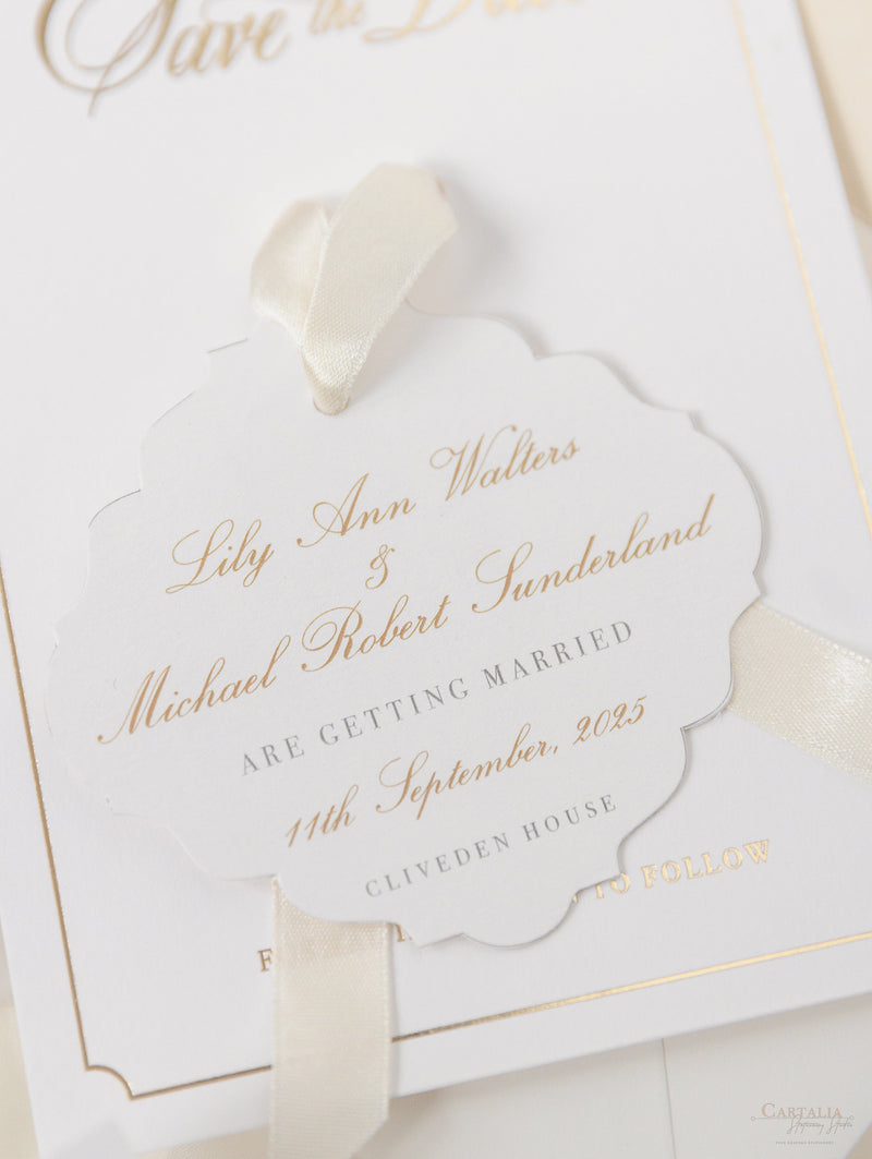 Luxuriöse Goldfolienkarte und Anhänger mit Monogramm und Satinband, Save-the-Date