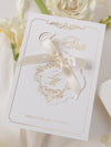 Luxuriöse Goldfolienkarte und Anhänger mit Monogramm und Satinband, Save-the-Date