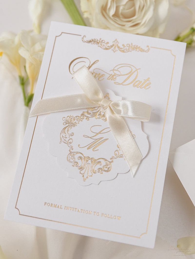Luxuriöse Goldfolienkarte und Anhänger mit Monogramm und Satinband, Save-the-Date
