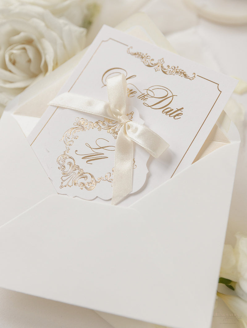 Luxuriöse Goldfolienkarte und Anhänger mit Monogramm und Satinband, Save-the-Date