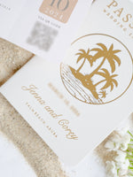 Weißes veganes Leder Reisepass-Einladung mit Goldfolien-Palmen | Karibische Hochzeits-Einladung