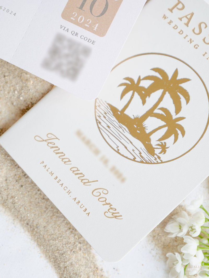 Weißes veganes Leder Reisepass-Einladung mit Goldfolien-Palmen | Karibische Hochzeits-Einladung