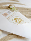 Weißes veganes Leder Reisepass-Einladung mit Goldfolien-Palmen | Karibische Hochzeits-Einladung