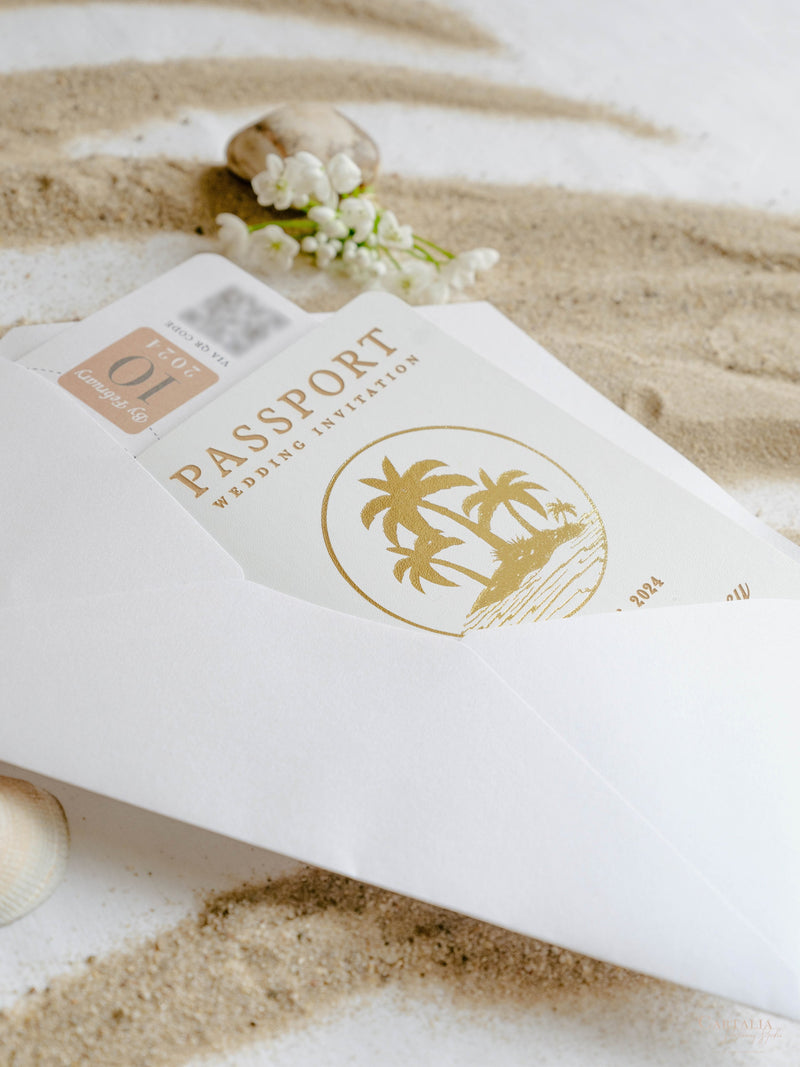 Weißes veganes Leder Reisepass-Einladung mit Goldfolien-Palmen | Karibische Hochzeits-Einladung