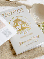 Weißes veganes Leder Reisepass-Einladung mit Goldfolien-Palmen | Karibische Hochzeits-Einladung