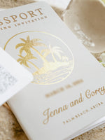Weißes veganes Leder Reisepass-Einladung mit Goldfolien-Palmen | Karibische Hochzeits-Einladung