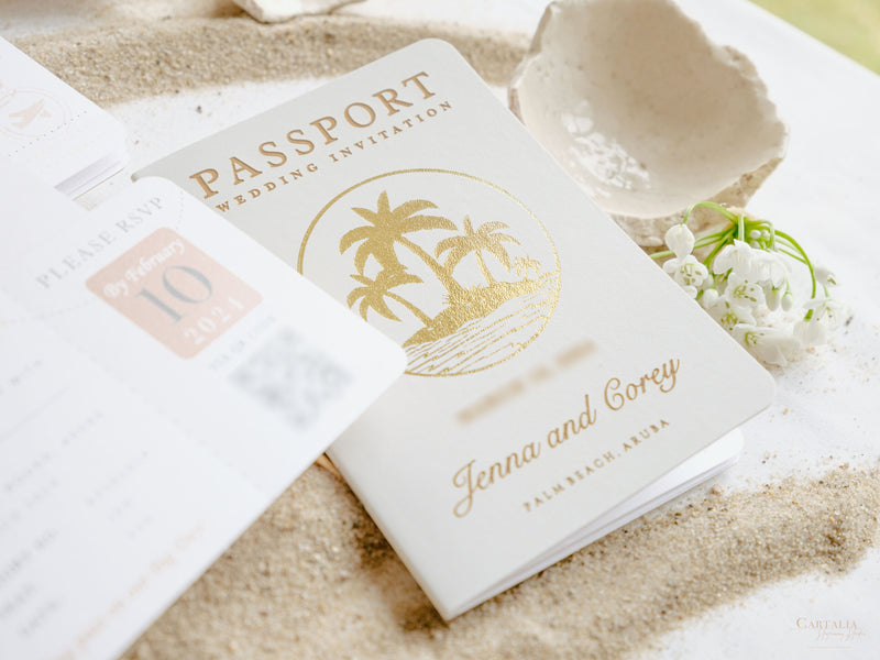 Weißes veganes Leder Reisepass-Einladung mit Goldfolien-Palmen | Karibische Hochzeits-Einladung