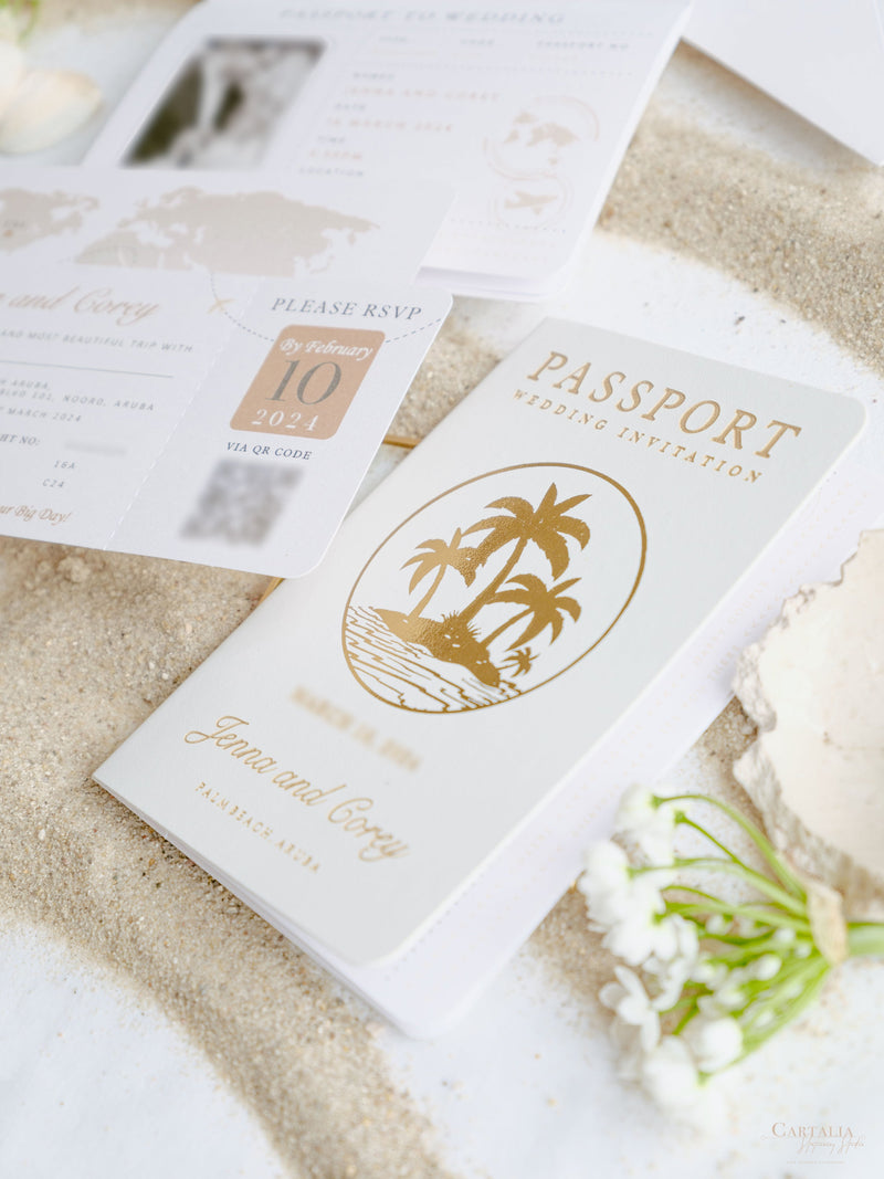 Weißes veganes Leder Reisepass-Einladung mit Goldfolien-Palmen | Karibische Hochzeits-Einladung