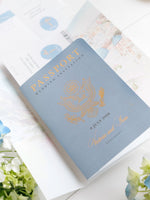 Reisepass-Einladung Set mit Vellum-Aquarell und Monogramm-Wachssiegel | Santorini, Griechenland