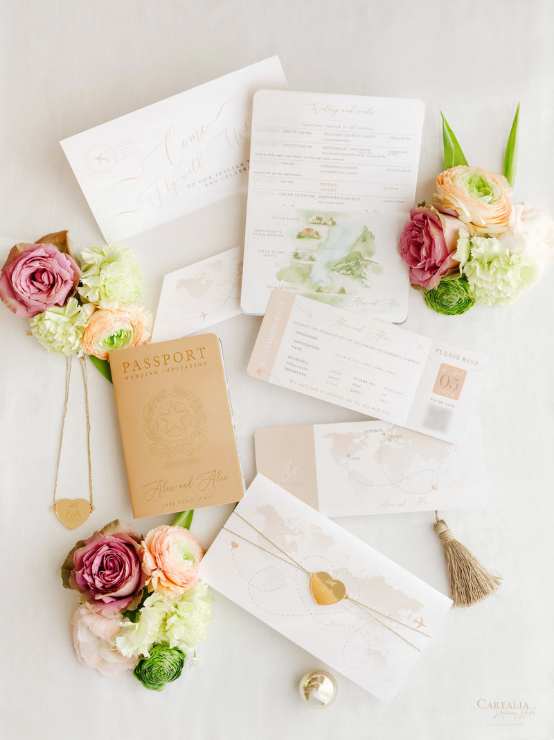 Italienische Hochzeit Veganes Leder Reisepass-Einladung mit Goldfolie & Gravur | Villa Pizzo Comer See, Aquarell