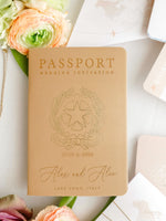 Italienische Hochzeit Veganes Leder Reisepass-Einladung mit Goldfolie & Gravur | Villa Pizzo Comer See, Aquarell
