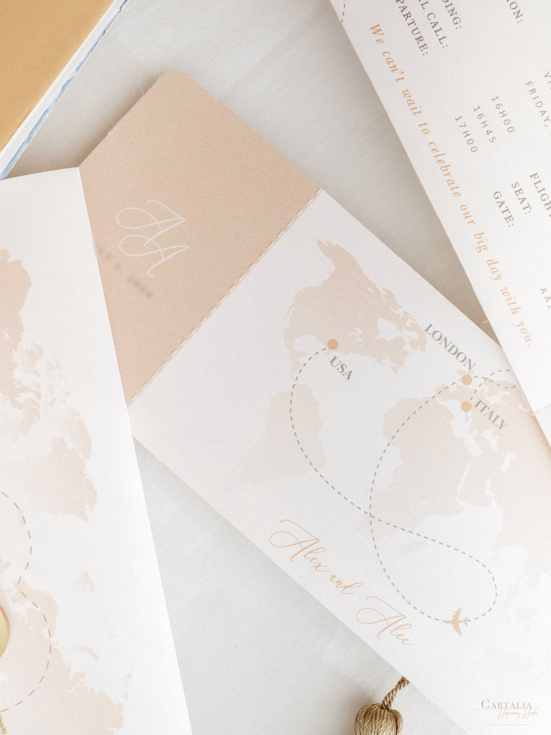 Italienische Hochzeit Veganes Leder Reisepass-Einladung mit Goldfolie & Gravur | Villa Pizzo Comer See, Aquarell