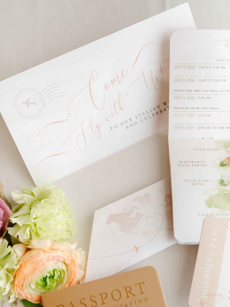 Italienische Hochzeit Veganes Leder Reisepass-Einladung mit Goldfolie & Gravur | Villa Pizzo Comer See, Aquarell