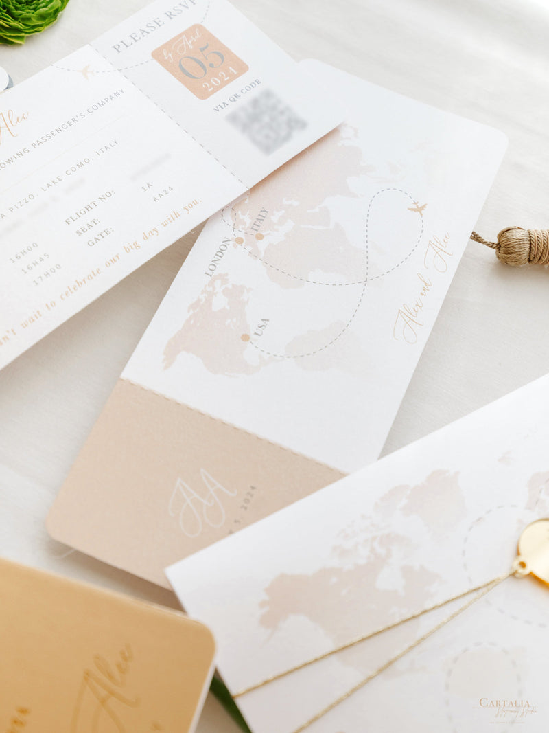 Italienische Hochzeit Veganes Leder Reisepass-Einladung mit Goldfolie & Gravur | Villa Pizzo Comer See, Aquarell