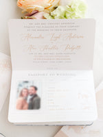 Italienische Hochzeit Veganes Leder Reisepass-Einladung mit Goldfolie & Gravur | Villa Pizzo Comer See, Aquarell
