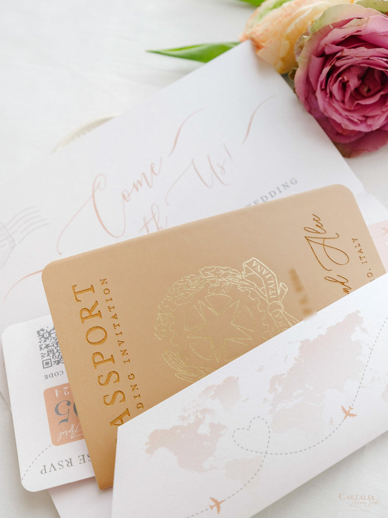 Italienische Hochzeit Veganes Leder Reisepass-Einladung mit Goldfolie & Gravur | Villa Pizzo Comer See, Aquarell
