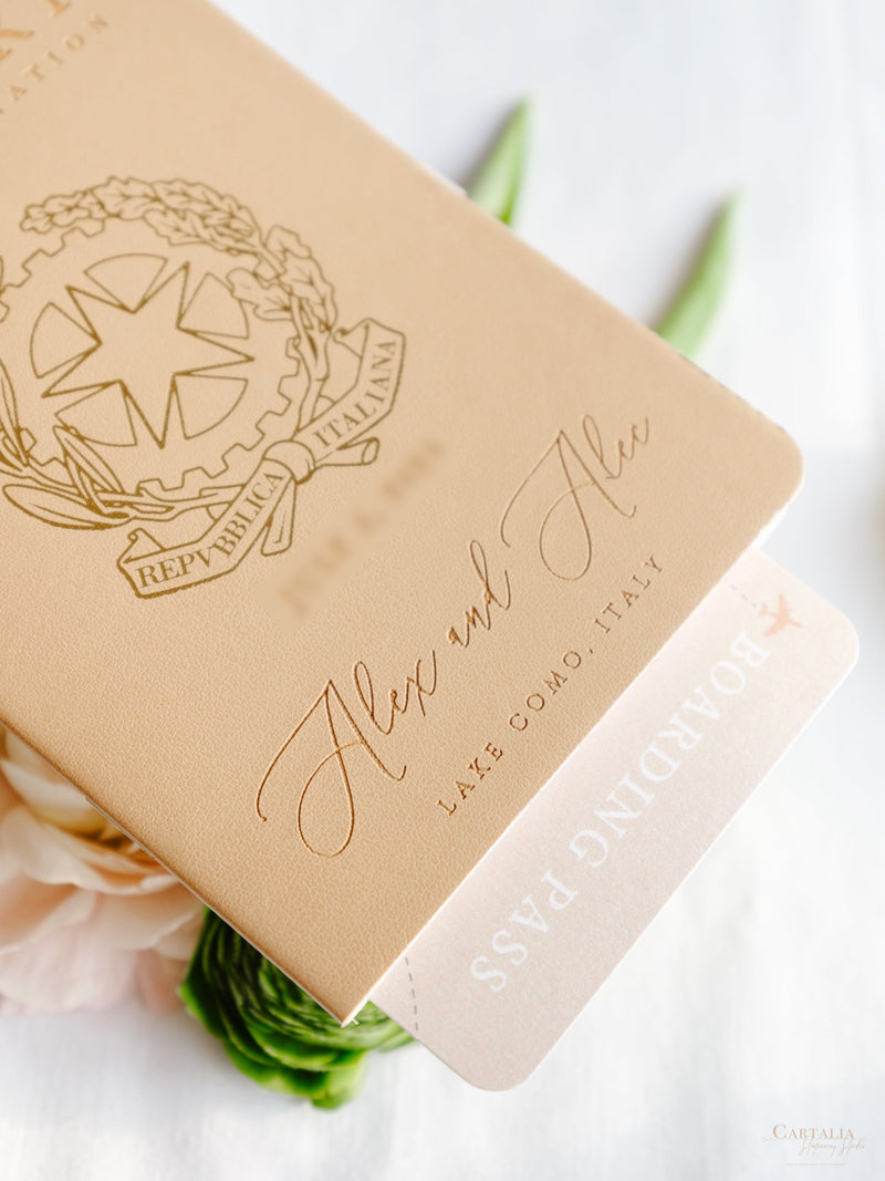 Italienische Hochzeit Veganes Leder Reisepass-Einladung mit Goldfolie & Gravur | Villa Pizzo Comer See, Aquarell