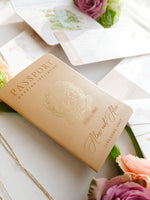 Italienische Hochzeit Veganes Leder Reisepass-Einladung mit Goldfolie & Gravur | Villa Pizzo Comer See, Aquarell