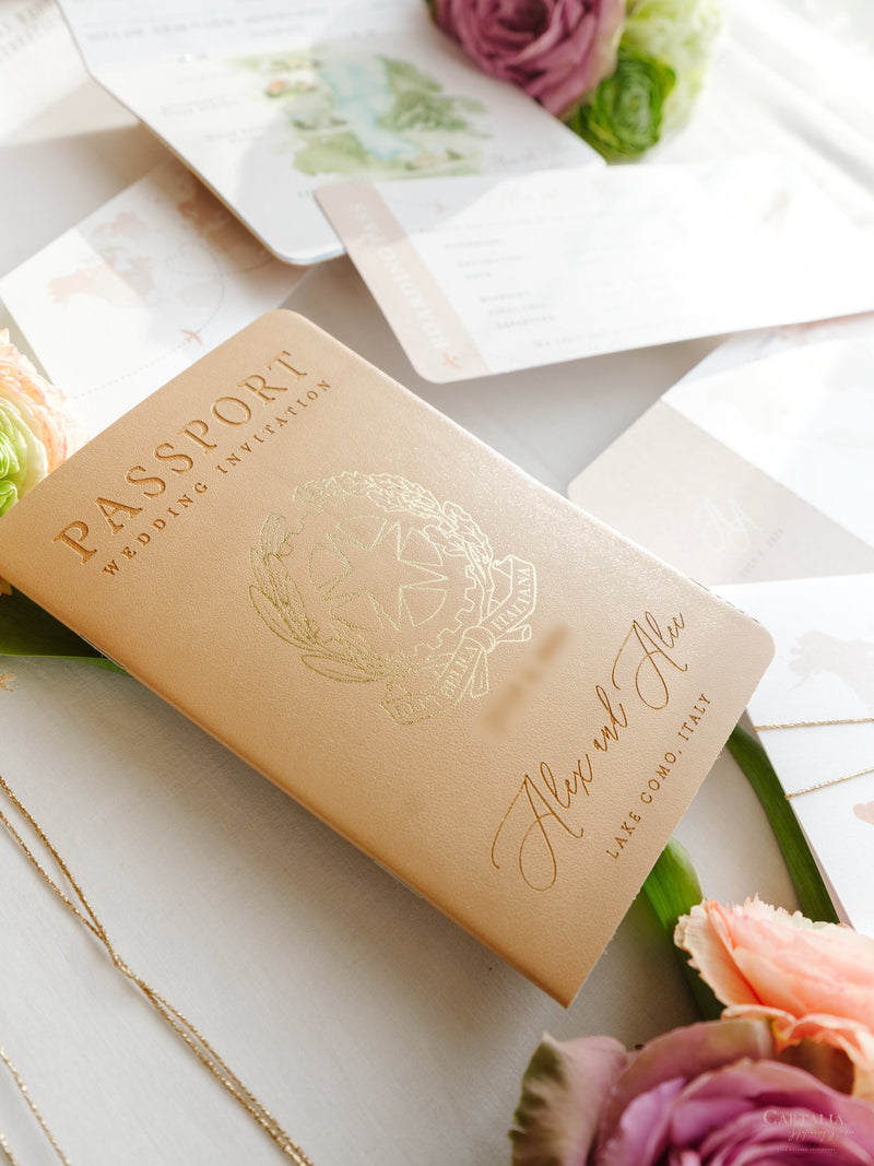 Italienische Hochzeit Veganes Leder Reisepass-Einladung mit Goldfolie & Gravur | Villa Pizzo Comer See, Aquarell