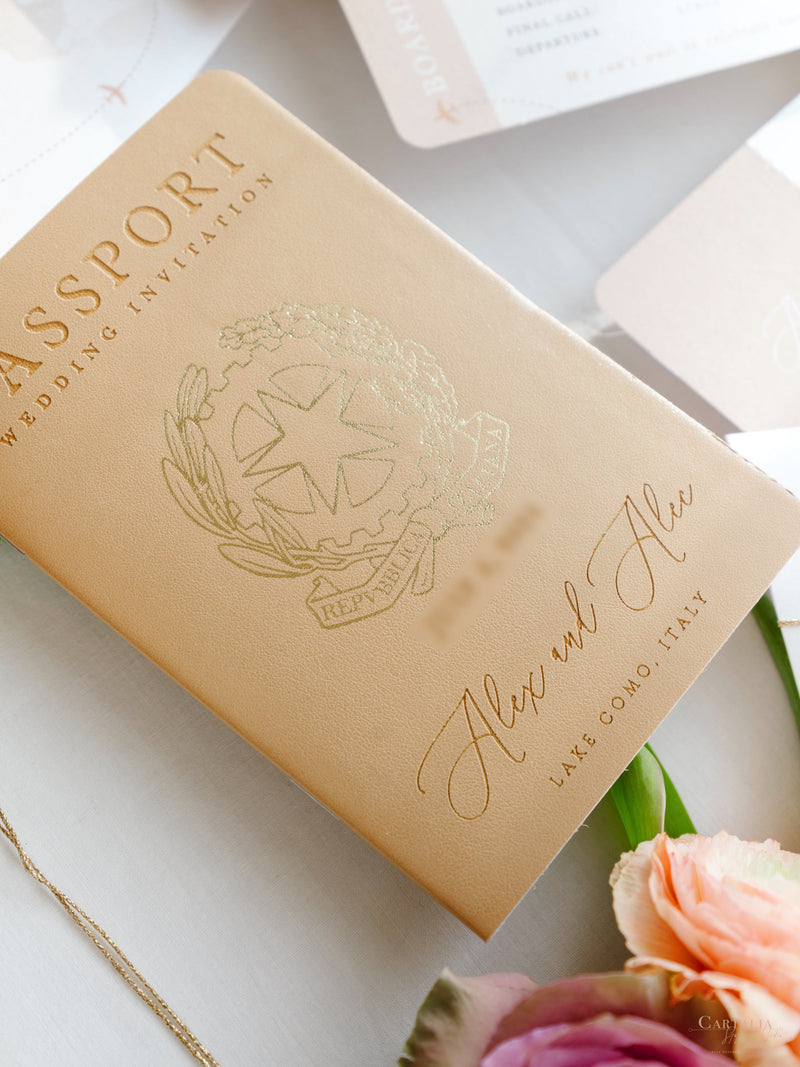Italienische Hochzeit Veganes Leder Reisepass-Einladung mit Goldfolie & Gravur | Villa Pizzo Comer See, Aquarell