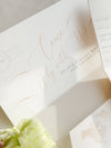 Italienische Hochzeit Veganes Leder Reisepass-Einladung mit Goldfolie & Gravur | Villa Pizzo Comer See, Aquarell