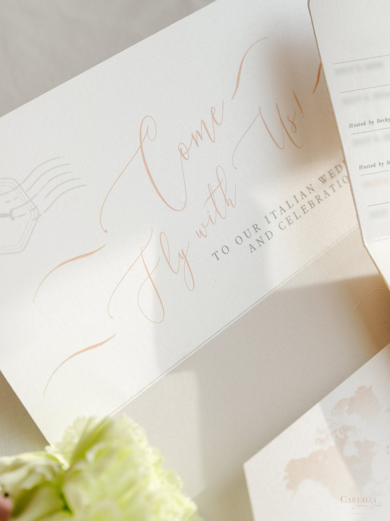 Italienische Hochzeit Veganes Leder Reisepass-Einladung mit Goldfolie & Gravur | Villa Pizzo Comer See, Aquarell