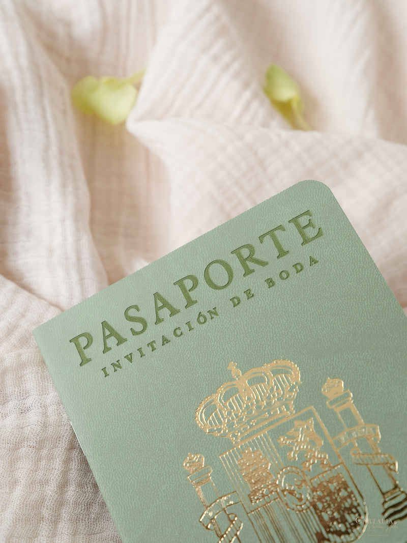 Salbeigrün veganes Leder Reisepass-Einladung mit Goldfolie | Hochzeits-Einladung