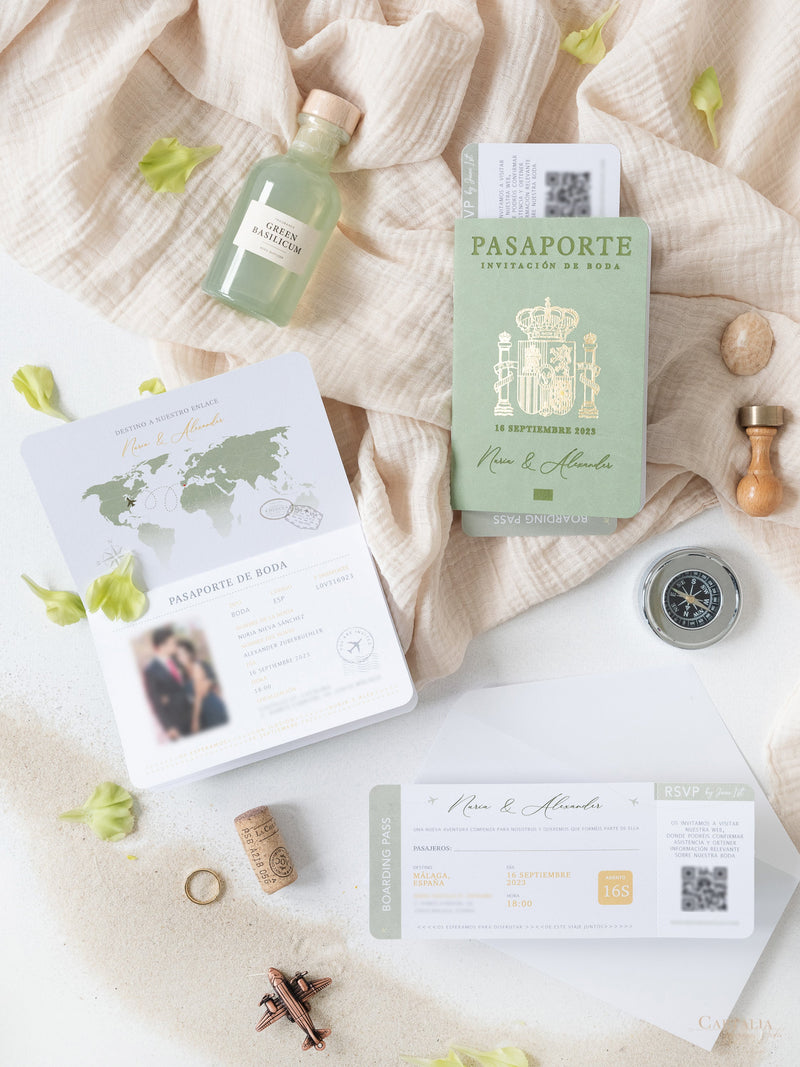 Salbeigrün veganes Leder Reisepass-Einladung mit Goldfolie | Hochzeits-Einladung