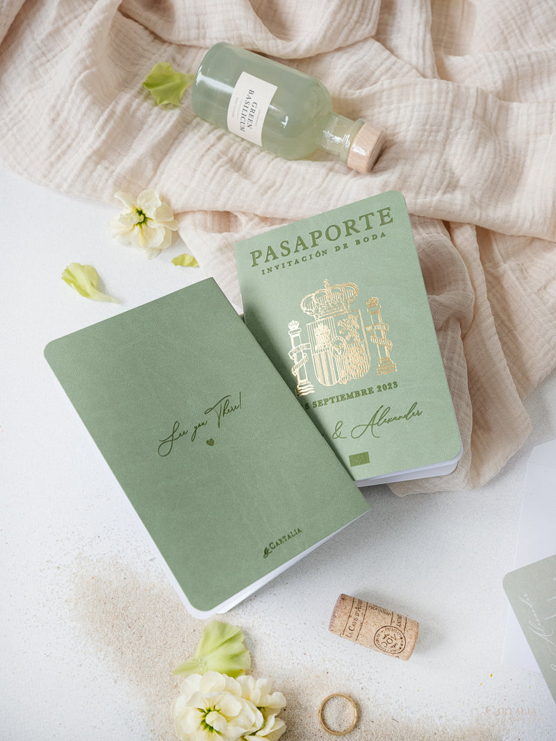 Salbeigrün veganes Leder Reisepass-Einladung mit Goldfolie | Hochzeits-Einladung