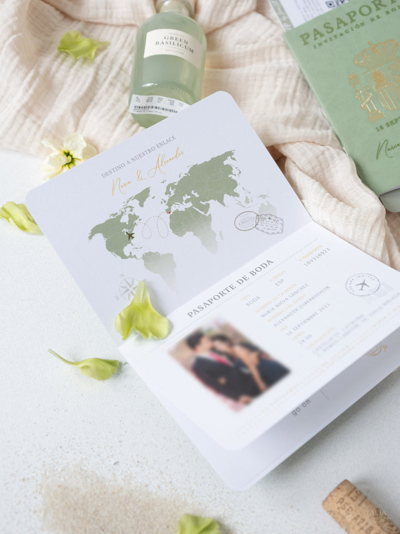 Salbeigrün veganes Leder Reisepass-Einladung mit Goldfolie | Hochzeits-Einladung