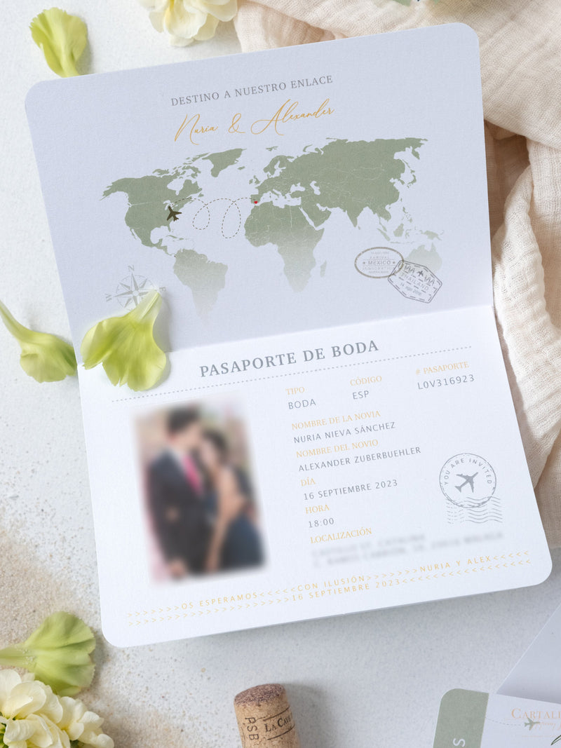 Salbeigrün veganes Leder Reisepass-Einladung mit Goldfolie | Hochzeits-Einladung