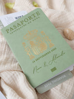 Salbeigrün veganes Leder Reisepass-Einladung mit Goldfolie | Hochzeits-Einladung