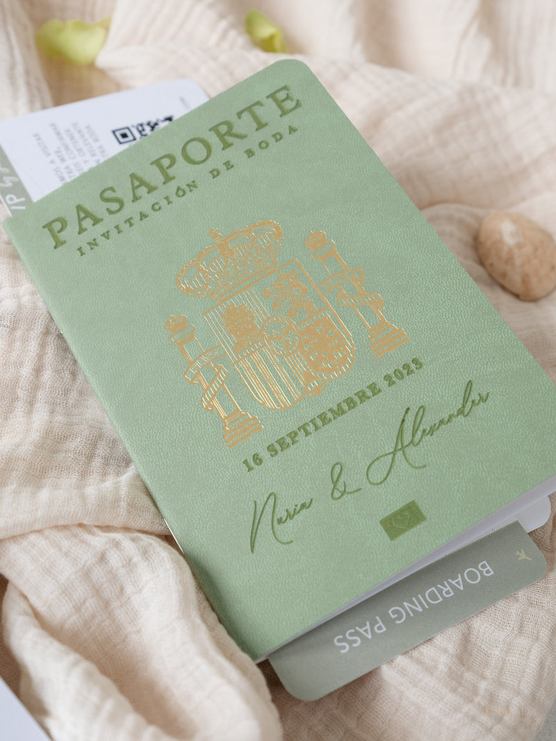 Salbeigrün veganes Leder Reisepass-Einladung mit Goldfolie | Hochzeits-Einladung