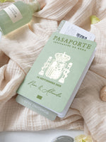 Salbeigrün veganes Leder Reisepass-Einladung mit Goldfolie | Hochzeits-Einladung