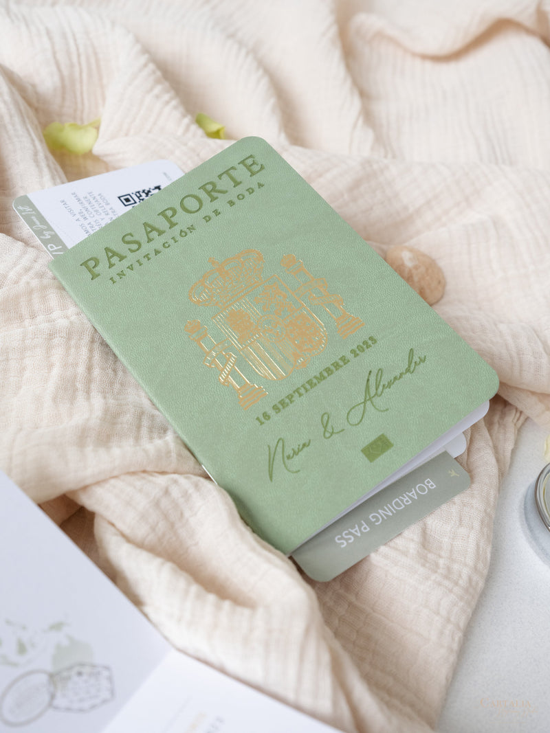 Salbeigrün veganes Leder Reisepass-Einladung mit Goldfolie | Hochzeits-Einladung