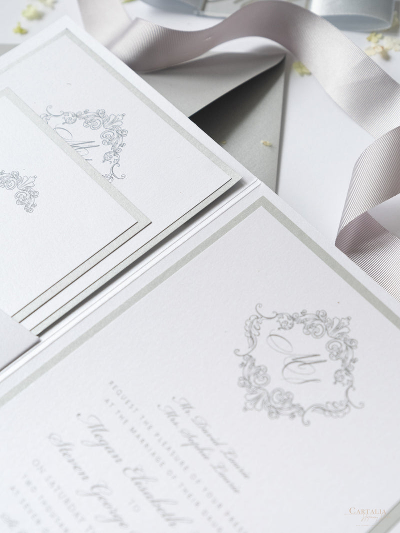 Schimmernde Silberne Tasche mit Monogramm Hochzeitseinladung Set