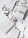 Schimmernde Silberne Tasche mit Monogramm Hochzeitseinladung Set