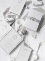 Schimmernde Silberne Tasche mit Monogramm Hochzeitseinladung Set