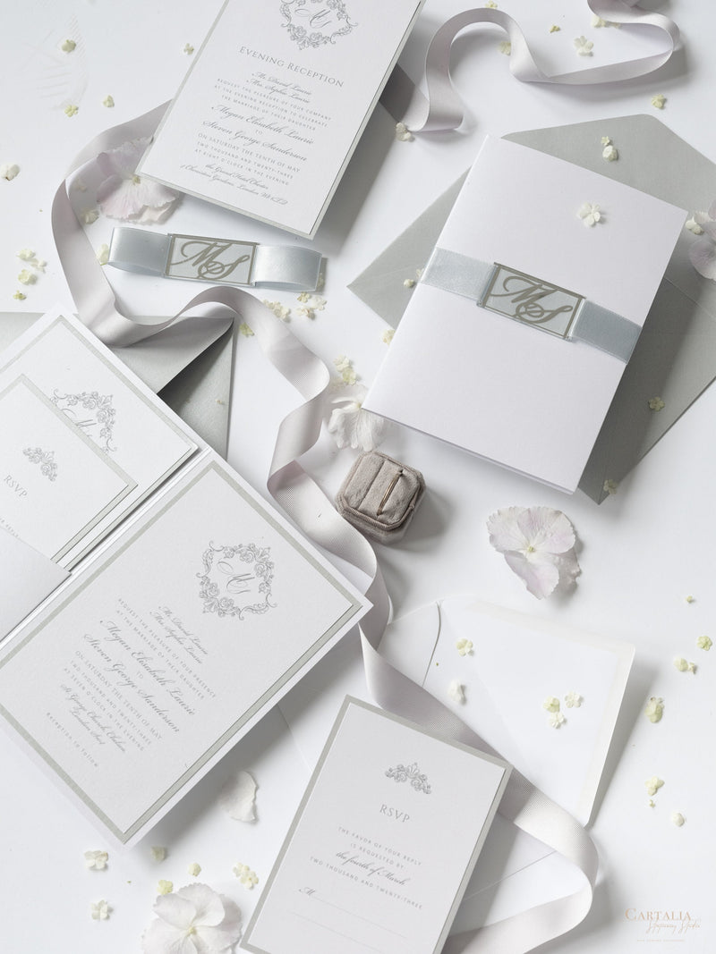 Schimmernde Silberne Tasche mit Monogramm Hochzeitseinladung Set