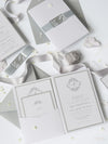 Schimmernde Silberne Tasche mit Monogramm Hochzeitseinladung Set