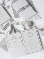 Schimmernde Silberne Tasche mit Monogramm Hochzeitseinladung Set